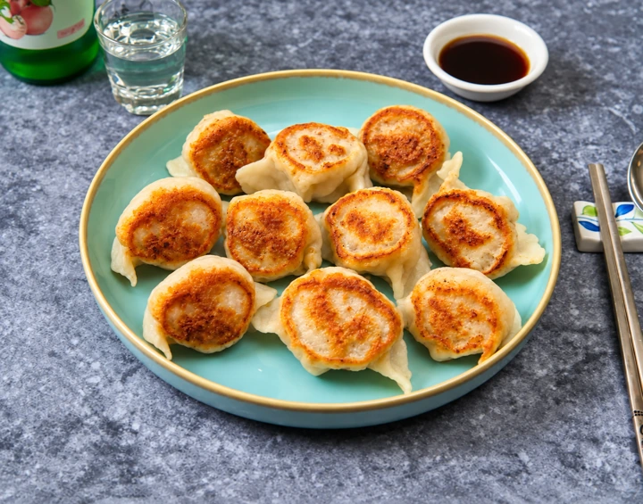 Raviolis grill&eacute;s MUGUNG servis sur une assiette turquoise